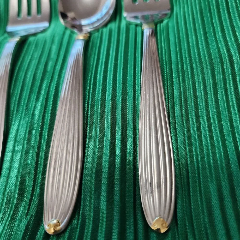Reed & Barton GOLDEN JUBILEE 18/8 Stainless Steel 2 Teaspoons 2 Dessert Forks